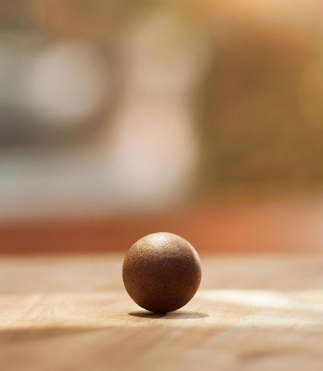Ein Coffee Ball, der auf einem Tisch liegt in Nahaufnahme