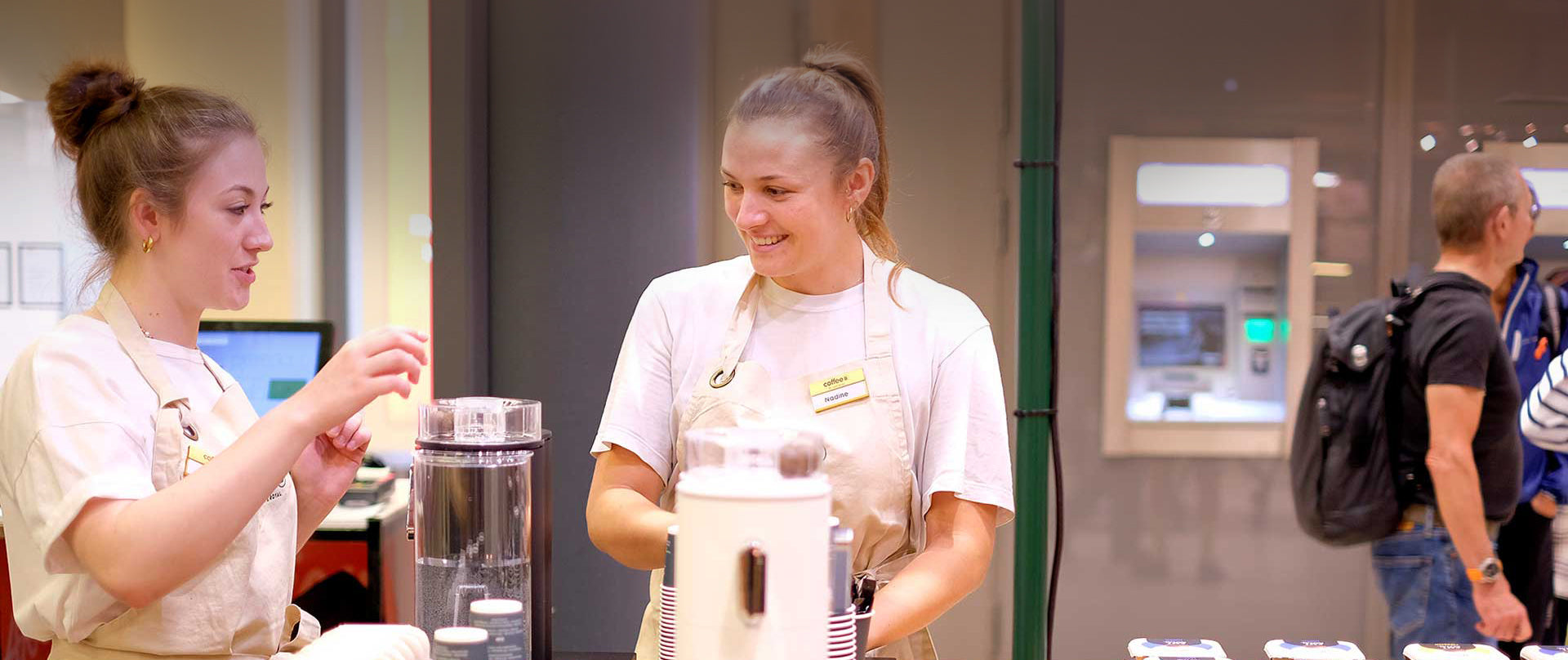Zwei Degustations-Mitarbeiterinnen bei der Arbeit, die sich lächelnd unterhalten