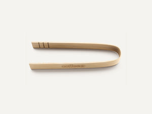 Ein  CoffeeB Ball Tweezer aus Bambusholz.